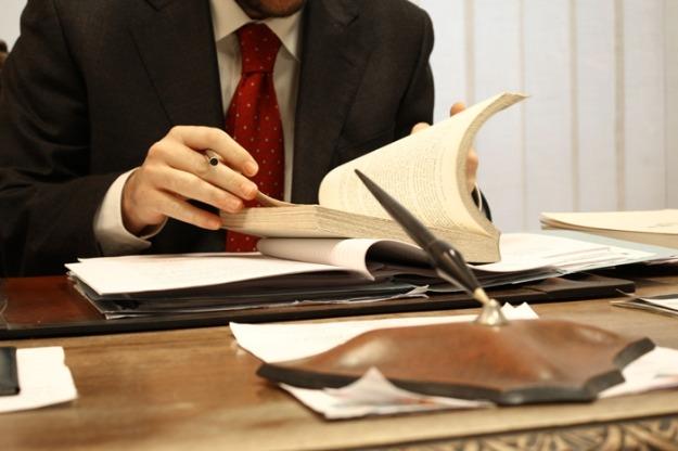 Advogado analisando processo